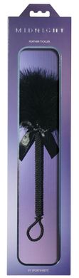 Метелочка-щекоталка Sportsheets Midnight Feather Tickler, декорированная шнуром и бантиком, Черный